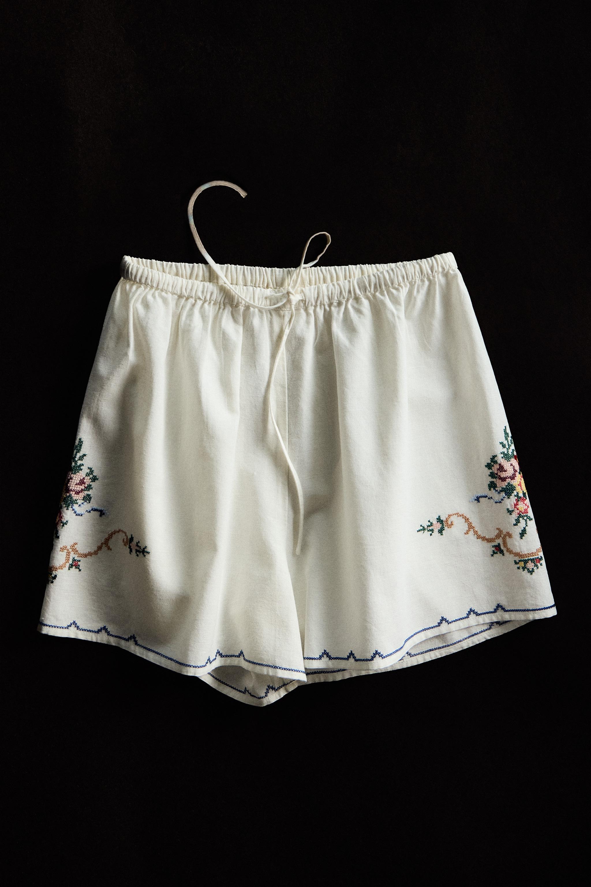 EMBROIDERED COTTON AND LINEN SHORTS